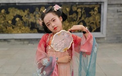 上司揉捏人妻丰满双乳电影